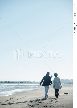 海辺の男女 19910382