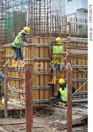 Fabricating reinforcement concrete wall form work 19910678
