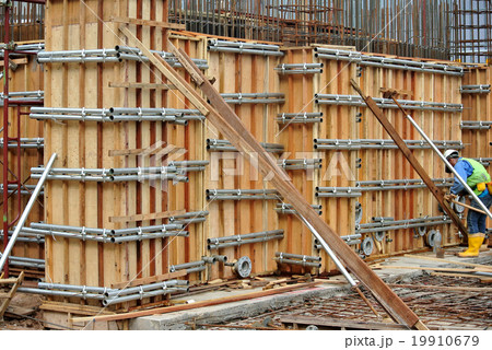 Fabricating reinforcement concrete wall form work 19910679