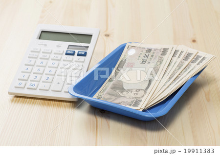 お金と電卓イメージ お金と電卓イメージ 19911383