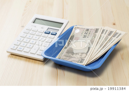 お金と電卓イメージ お金と電卓イメージ 19911384