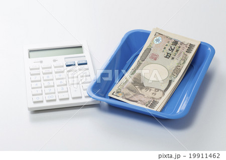 お金と電卓イメージ 19911462