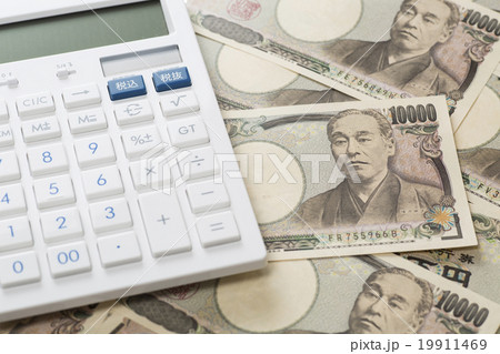 お金と電卓イメージ お金と電卓イメージ 19911469