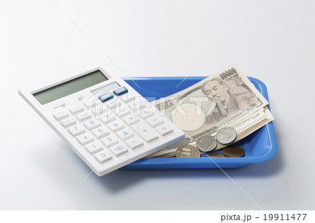 お金と電卓イメージ 19911477