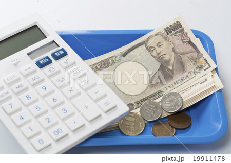 お金と電卓イメージ 19911478