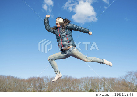 ジャンプする女性 19911843