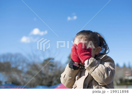 顔を隠す女の子の写真素材 [19911898] - PIXTA