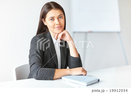 Portrait of young beautiful business woman in the office 19912034
