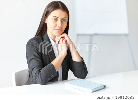 Portrait of young beautiful business woman in the office 19912035