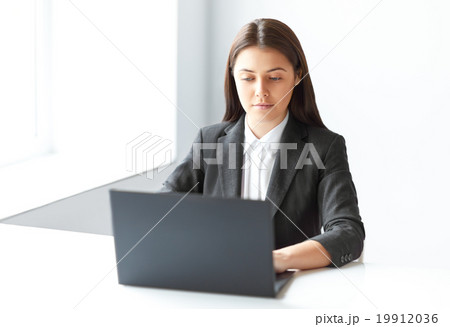 Portrait of young pretty business woman with laptop in the offic 19912036