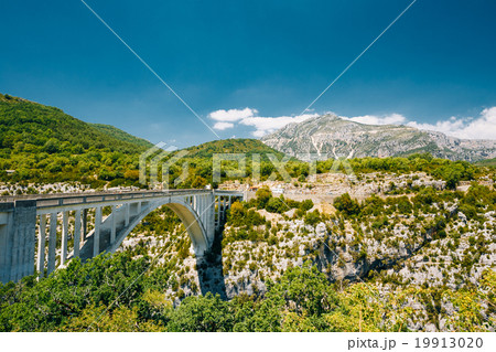 Artuby bridge over the Verdon Gorge in France. 19913020