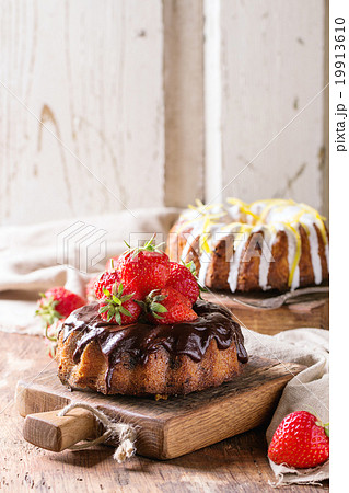 Chocolate and lemon cakes 19913610
