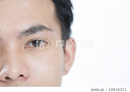 若い男性　ポートレート　カメラ目線　瞳アップ　コピースペース 19916221