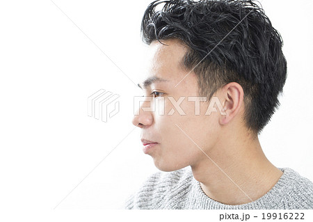 若い男性　ポートレート　横顔　カジュアル　コピースペース 19916222