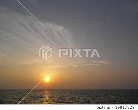 海に落ちる夕日と羽ばたく鳥のような雲～北九州市若松区響灘～ 19917528