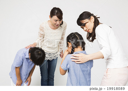 泣いている女の子と謝る男の子とお母さん 19918089