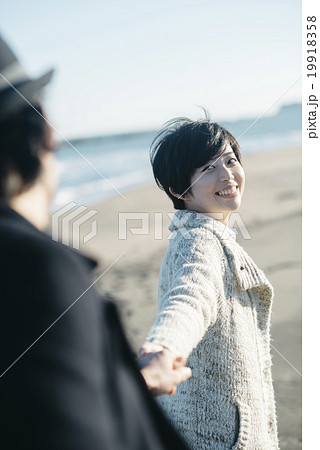海辺の女性の写真素材