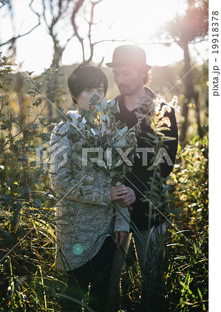 林の中の男女 19918378