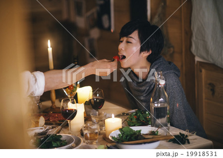 ディナーをするカップル ディナーをするカップル 19918531