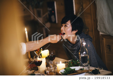 ディナーをするカップル 19918533