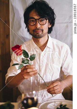 プロポーズする男性 19918567