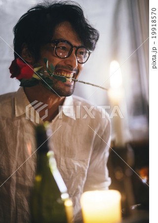 プロポーズする男性 プロポーズする男性 19918570