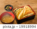 一般的な天重セット Japanese foods of tempura and the rice 19918994
