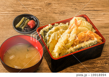 一般的な天重セット Japanese foods of tempura and the rice 19918994