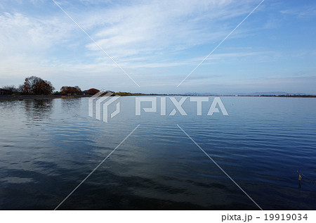 青空と湖 渡良瀬遊水地 青空と湖 渡良瀬遊水地 19919034