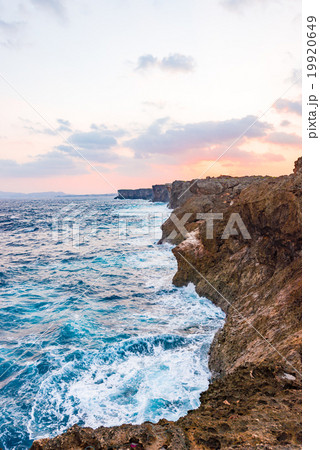 日の出、海、崖、風景。沖縄、日本。 19920649