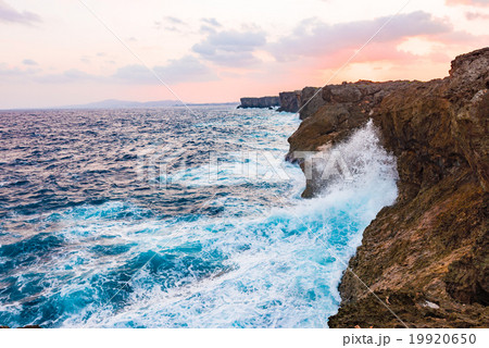 日の出、海、崖、風景。沖縄、日本。 19920650