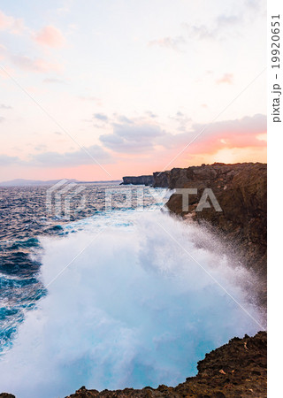 日の出、海、波しぶき、風景。沖縄、日本。 19920651