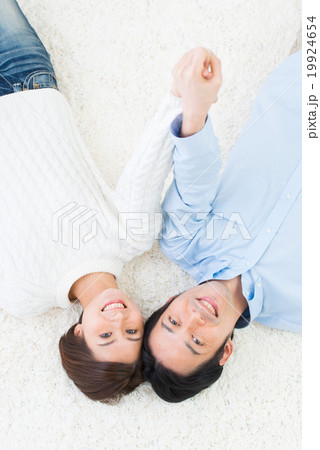 若い夫婦　ライフスタイル　寝転ぶ 19924654