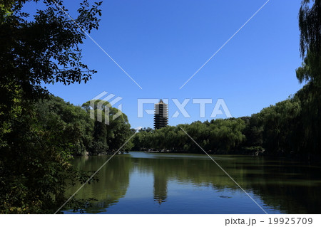 中国 未名湖燕園建築 博雅塔 中国 未名湖燕園建築 博雅塔 19925709