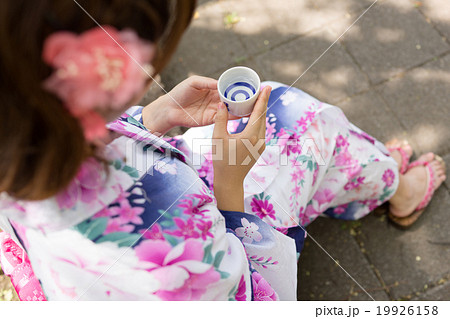 浴衣を着た女性と日本酒イメージ 19926158