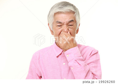 鼻をつまむシニア 鼻をつまむシニア 19926260