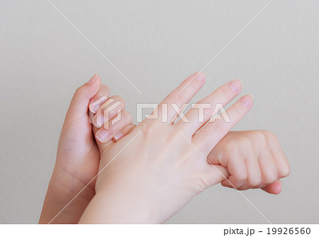 大人の手と子供の手の写真素材