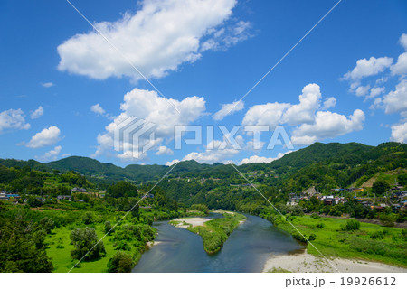 長野　阿南町泰阜村境　天龍川沿いの風景 19926612