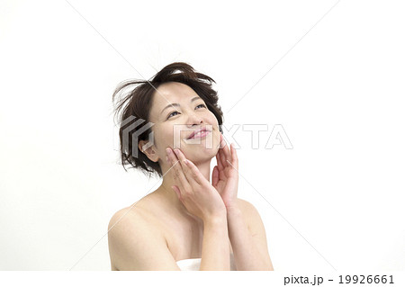笑顔の女性 ショートヘアー 風でなびく髪 見上げる 笑顔の写真素材