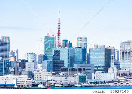 東京 東京タワーとオフィスビル群の写真素材