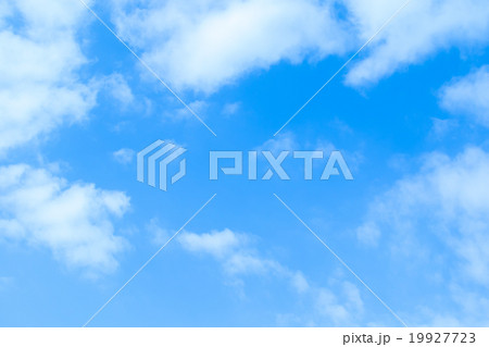空の写真素材　空と雲　青い空と白い雲　コピースペース　テキストスペース　普通の雲　積雲　層積雲？ 19927723