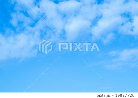 空の写真素材 空と雲 青い空と白い雲 コピースペース テキストスペース 普通の雲 積雲 層積雲? 空の写真素材 空と雲 青い空と白い雲 コピースペース テキストスペース 普通の雲 積雲 層積雲? 19927726
