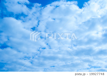 空の写真素材　空と雲　青い空と白い雲　コピースペース　テキストスペース　普通の雲　積雲　層積雲？ 19927748