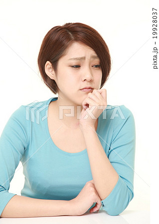心配する女性 19928037