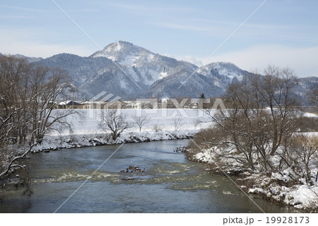 秋田県大仙市 冬の丸子川と大平山 19928173