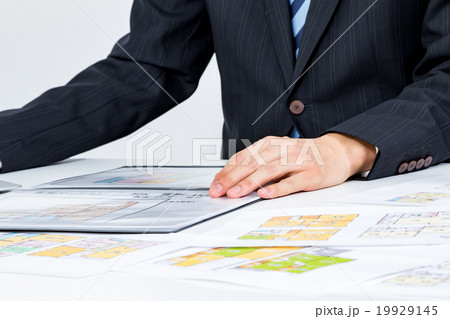 不動産屋さん 賃貸マンション 説明員 物件紹介 家探し 写真素材 スーツの男性 ボディーパーツ 不動産屋さん 賃貸マンション 説明員 物件紹介 家探し 写真素材 スーツの男性 ボディーパーツ 19929145