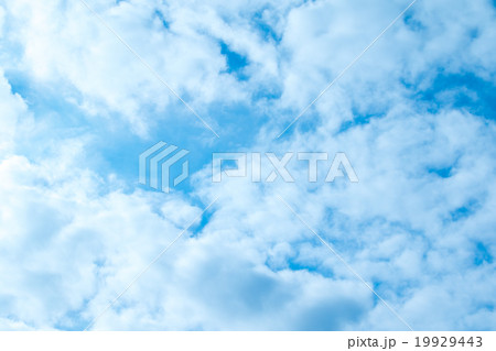 空の写真素材 空と雲 青い空と白い雲 コピースペース テキストスペース 普通の雲 積雲 層積雲? 空の写真素材 空と雲 青い空と白い雲 コピースペース テキストスペース 普通の雲 積雲 層積雲? 19929443