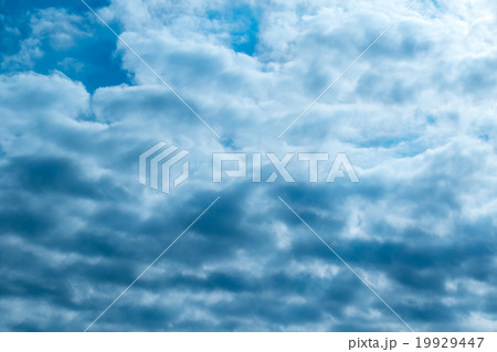 空の写真素材　空と雲　青い空と白い雲　コピースペース　テキストスペース　普通の雲　積雲　層積雲？ 19929447