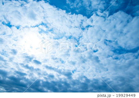 空の写真素材 空と雲 青い空と白い雲 コピースペース テキストスペース 普通の雲 積雲 層積雲? 空の写真素材 空と雲 青い空と白い雲 コピースペース テキストスペース 普通の雲 積雲 層積雲? 19929449