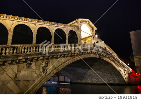Rialto bridge (Ponte di Rialto) in Venice, Italy Rialto bridge (Ponte di Rialto) in Venice, Italy 19931918
